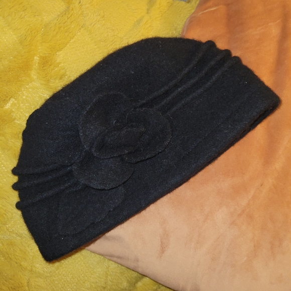 💵3/$20 Black Wool Hat with Flower Accent One Size - Picture 3 of 12